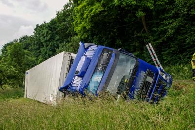 Eberdingen: LKW kommt von Fahrbahn ab und liegt im Graben.